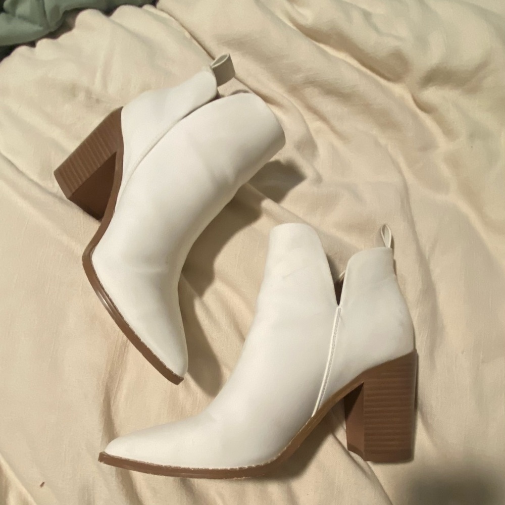 White heeled cowgirl boots